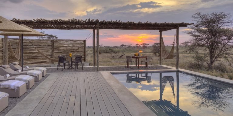 pool-private-dining-area-namiri-plains