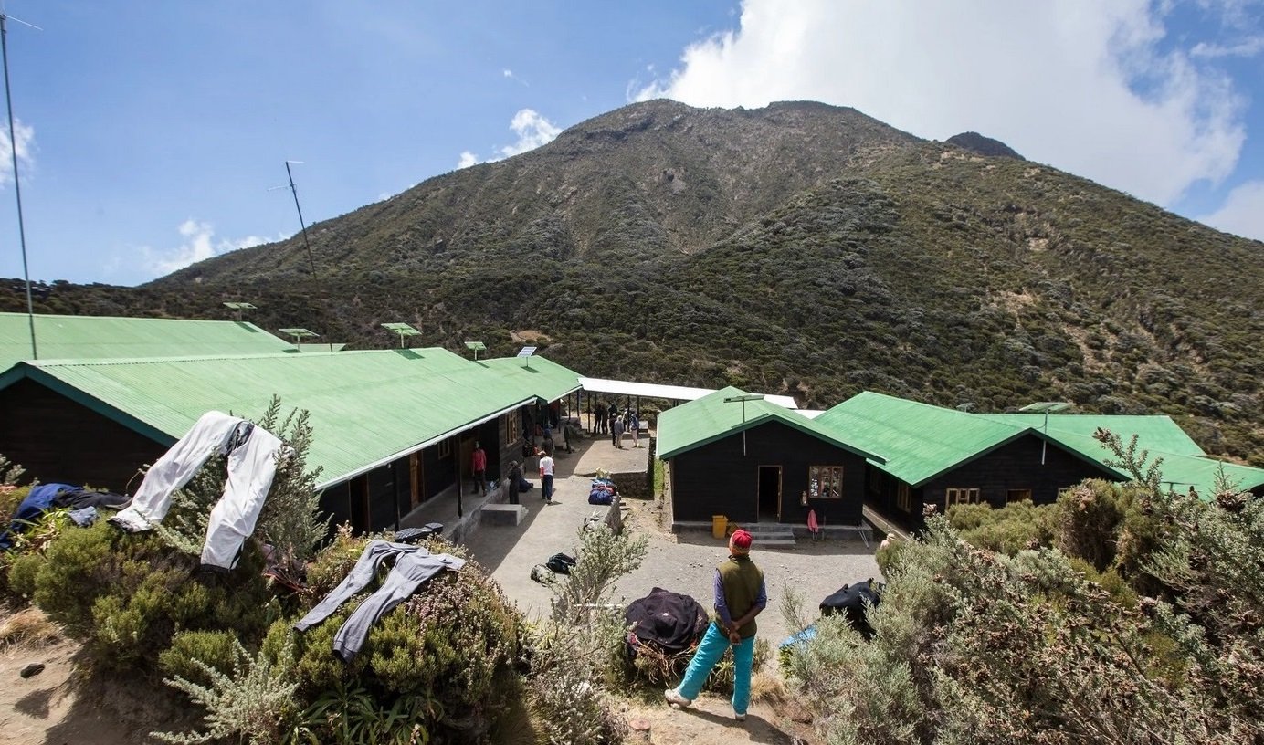 saddle-hut-meru-2