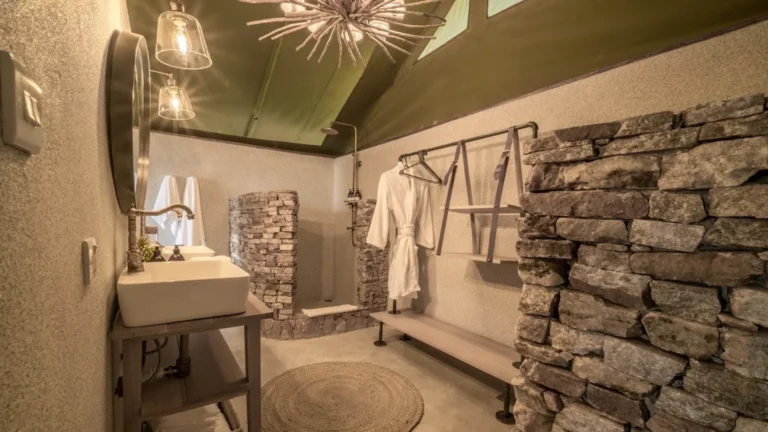 Taasa Lodge bathroom